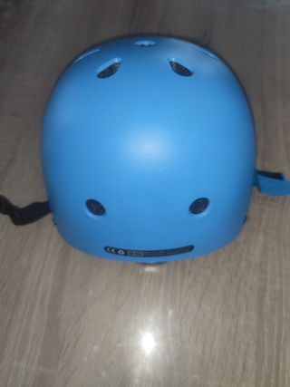 Casco y protecciones azul