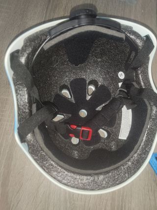 Casco y protecciones azul