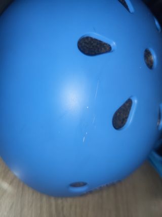 Casco y protecciones azul
