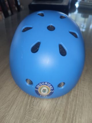 Casco y protecciones azul