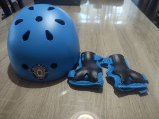 Casco y protecciones azul