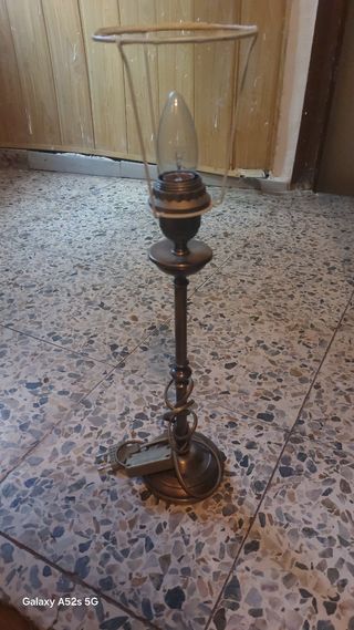 Lámpara de mesa dorada y transparente