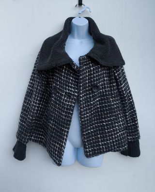 Chaquetón de invierno gris y negro