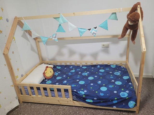 Cama infantil tipo casa y colchón 90x190