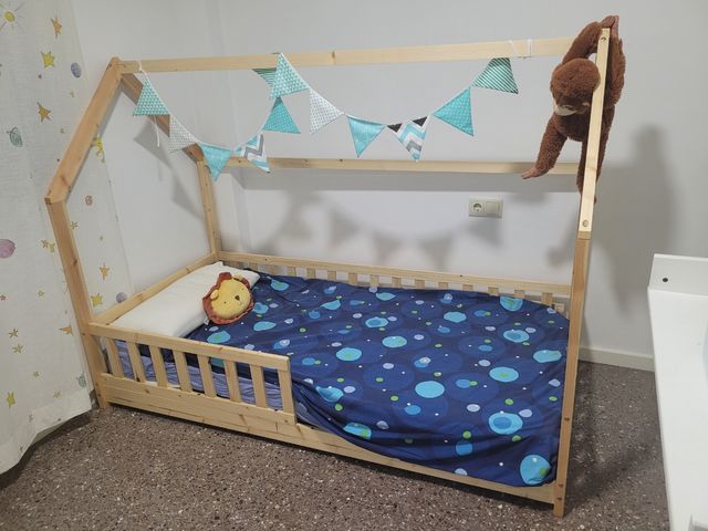 Cama infantil tipo casa y colchón 90x190