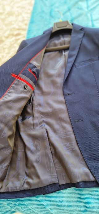 Chaqueta americana azul con corbata