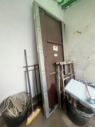 Puerta antiokupa metálica