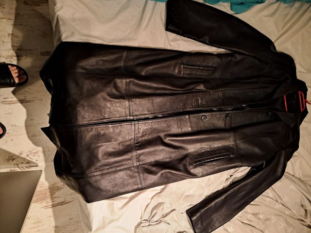 Gabardina de piel negra