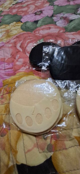 Cuscinetti per piedi beige e neri