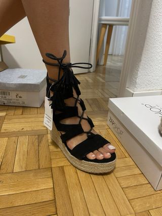 Sandalias de cuña con cordones