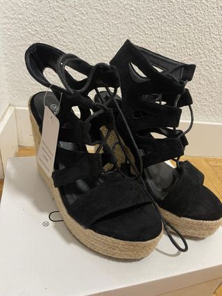 Sandalias de cuña con cordones