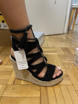 Sandalias de cuña con cordones