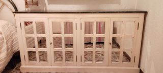 Mueble blanco de madera con puertas de cristal