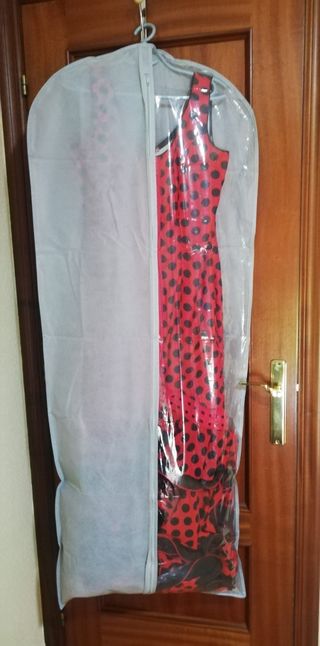 Vestido de flamenca rojo con lunares negros