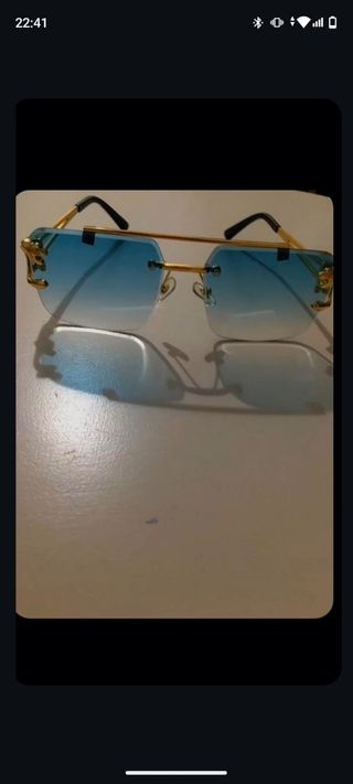 Gafas de sol doradas con lentes degradadas