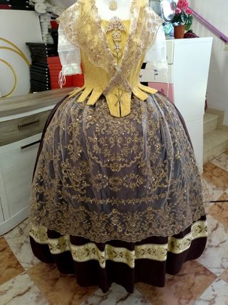 Traje de Fallera y Aderezo a Estrenar