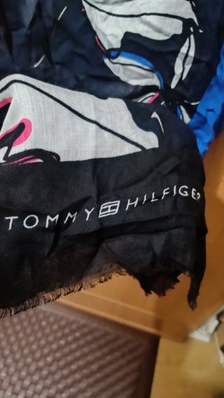 Pañuelo Tommy Hilfiger hojas azul y rosa