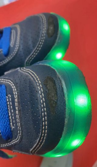 Scarpe Geox bimbo tg. 28 con luci LED