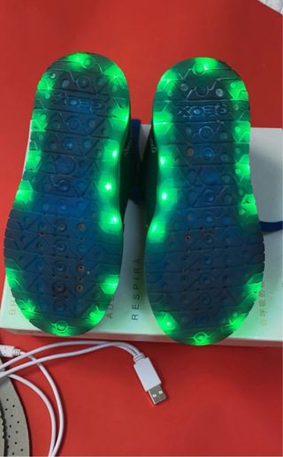 Scarpe Geox bimbo tg. 28 con luci LED