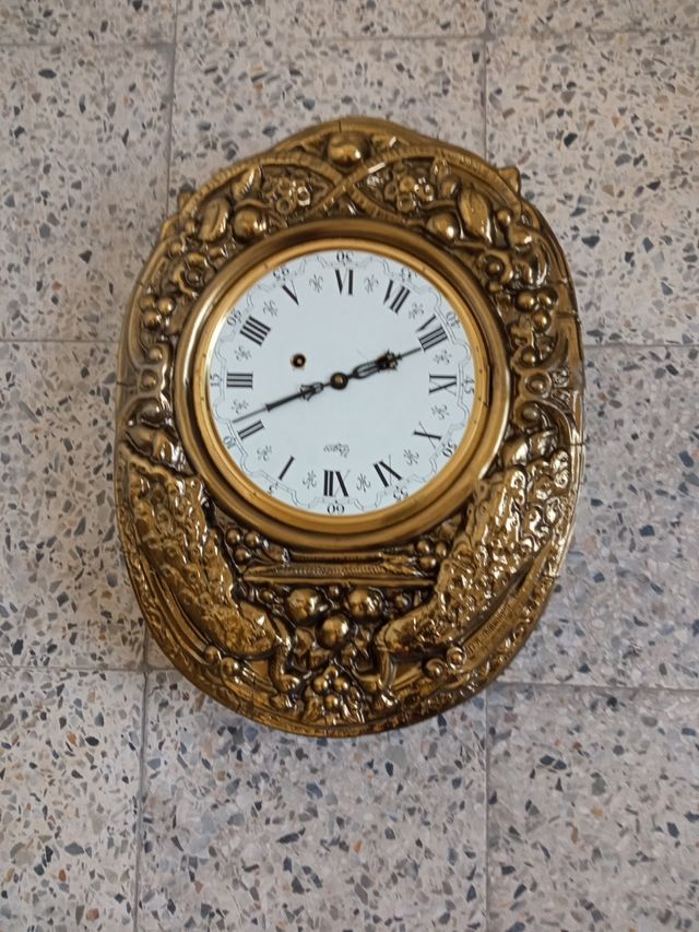 Reloj de pared antiguo de metal