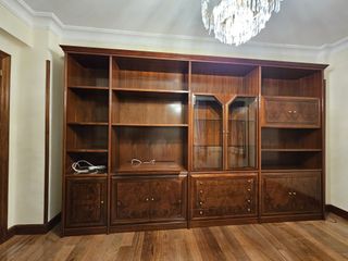 Armario de salón de madera con vitrina