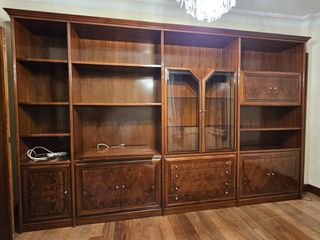 Armario de salón de madera con vitrina