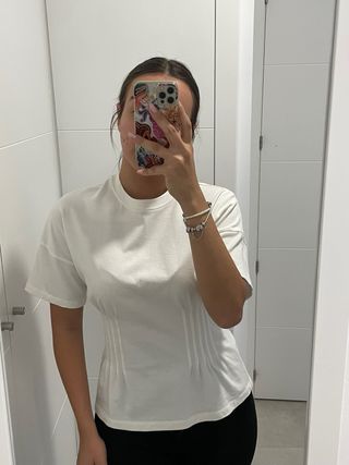 Camiseta blanca de manga corta con fruncido