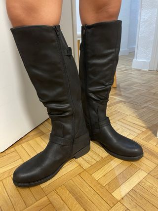 Botas altas negras con hebilla