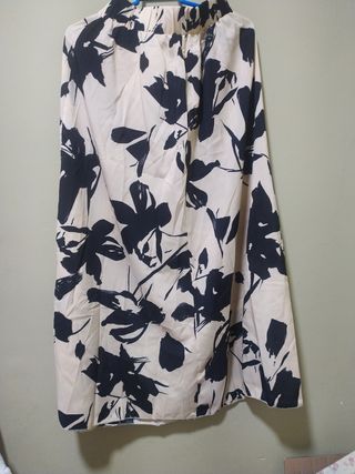 Falda larga estampada floral beige y negra