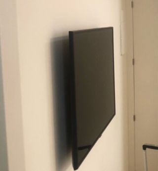 Técnico instalador de televisión en la pared 