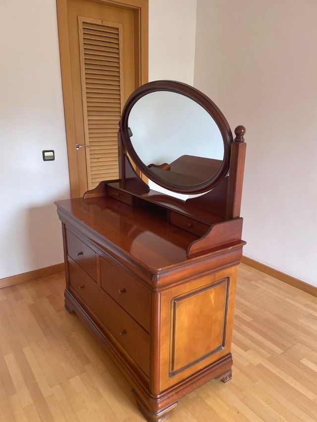 Cómoda de madera con espejo ovalado