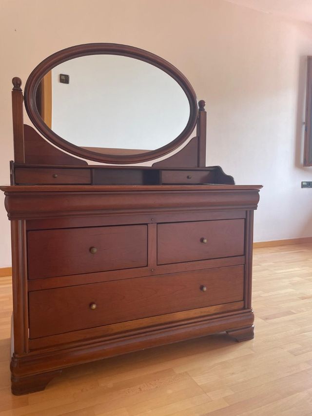 Cómoda de madera con espejo ovalado