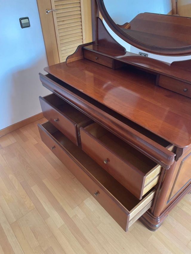 Cómoda de madera con espejo ovalado