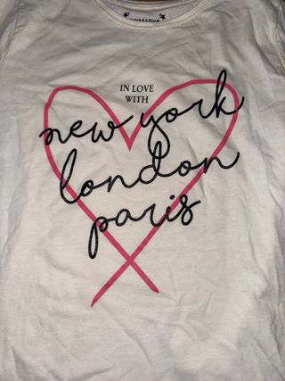 Camiseta blanca estampado New York London París.