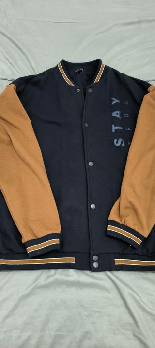 Chaqueta bomber azul y mostaza