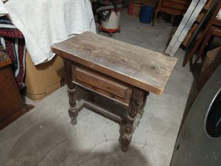 Mesita de noche de madera rústica