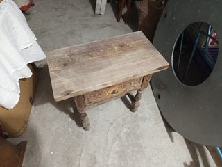 Mesita de noche de madera rústica