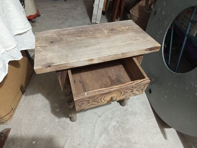 Mesita de noche de madera rústica