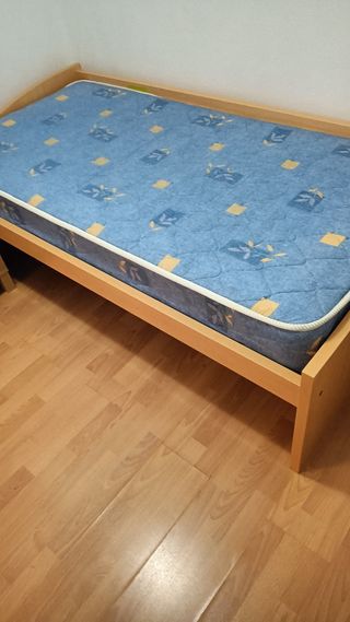 Somier y colchón de tela y madera