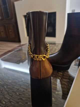 Botines de piel con cuña y cadena MK