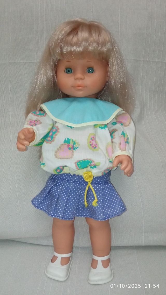 Muñeca Famosa rubia con vestido azul