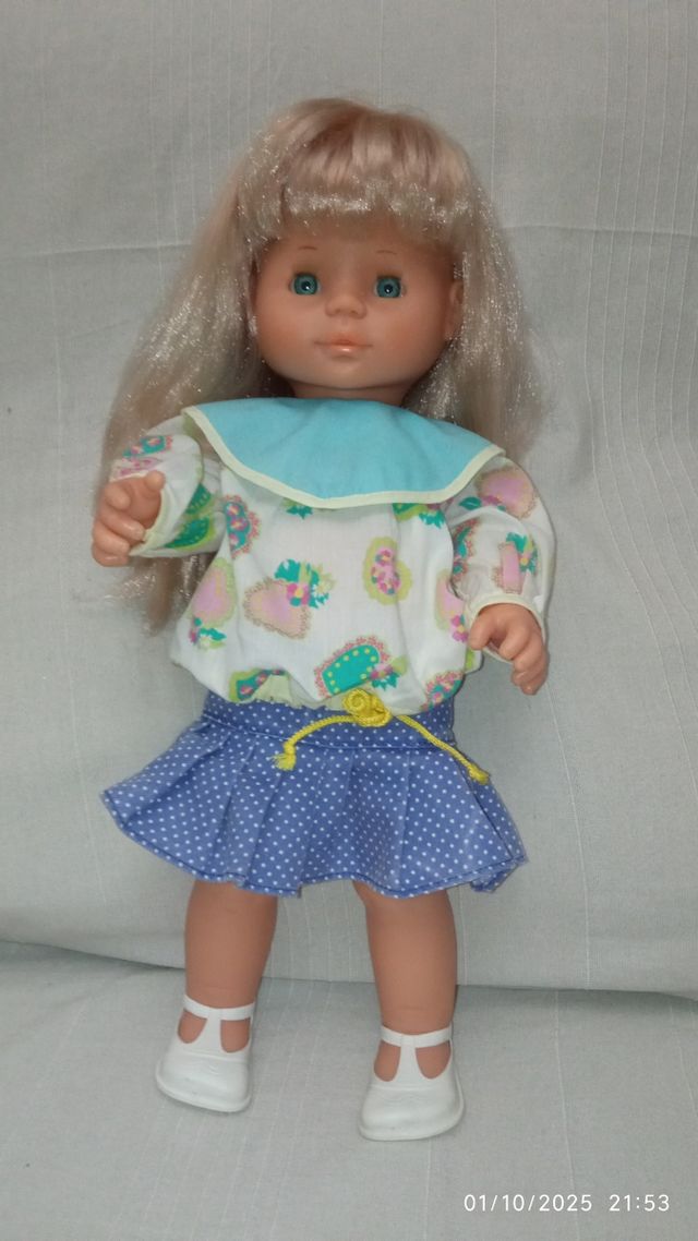 Muñeca Famosa rubia con vestido azul