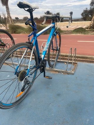 Bicicleta de carretera Trek azul