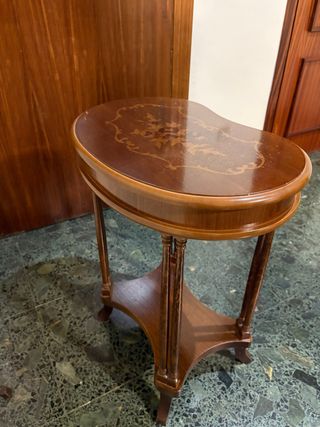Mesa auxiliar vintage de madera con marquetería
