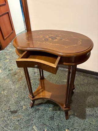 Mesa auxiliar vintage de madera con marquetería
