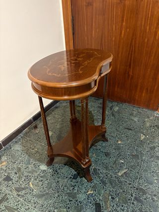 Mesa auxiliar vintage de madera con marquetería