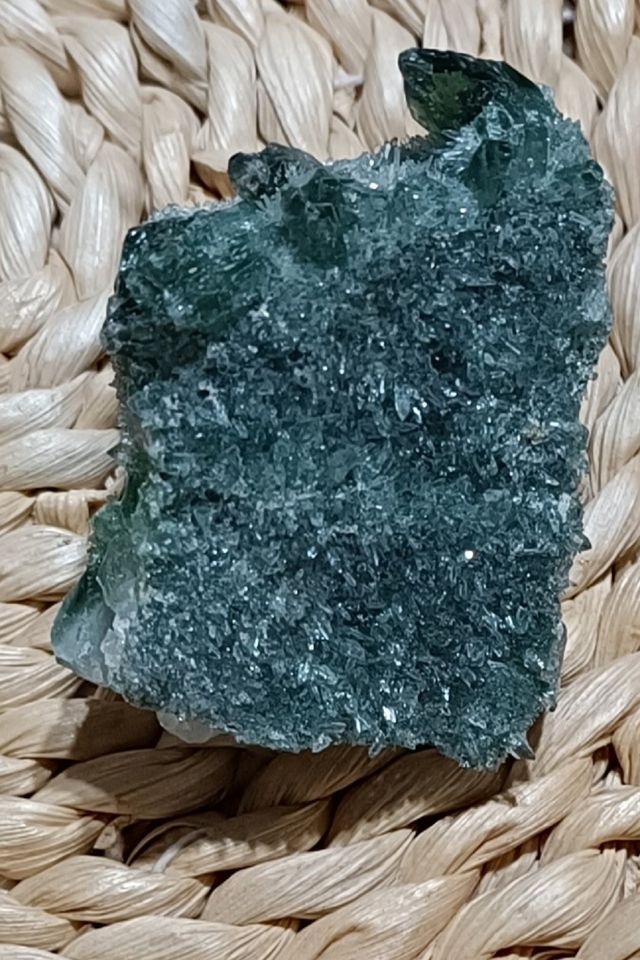 CUARZO VERDE NATURAL RACIMO DE CRISTAL 85 g