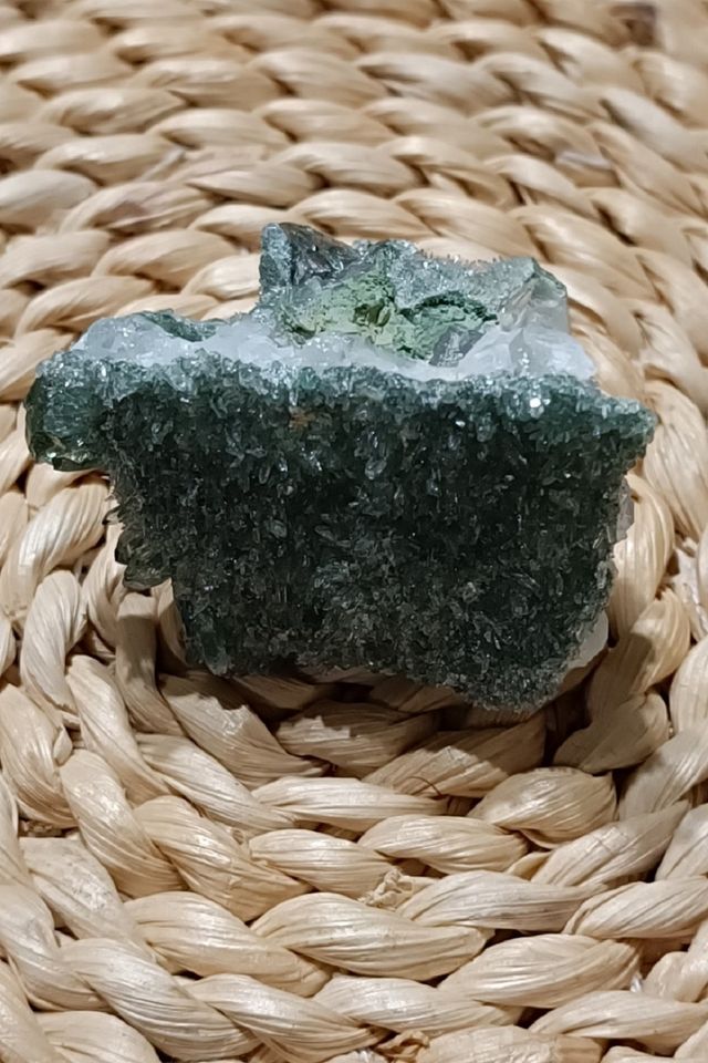 CUARZO VERDE NATURAL RACIMO DE CRISTAL 85 g