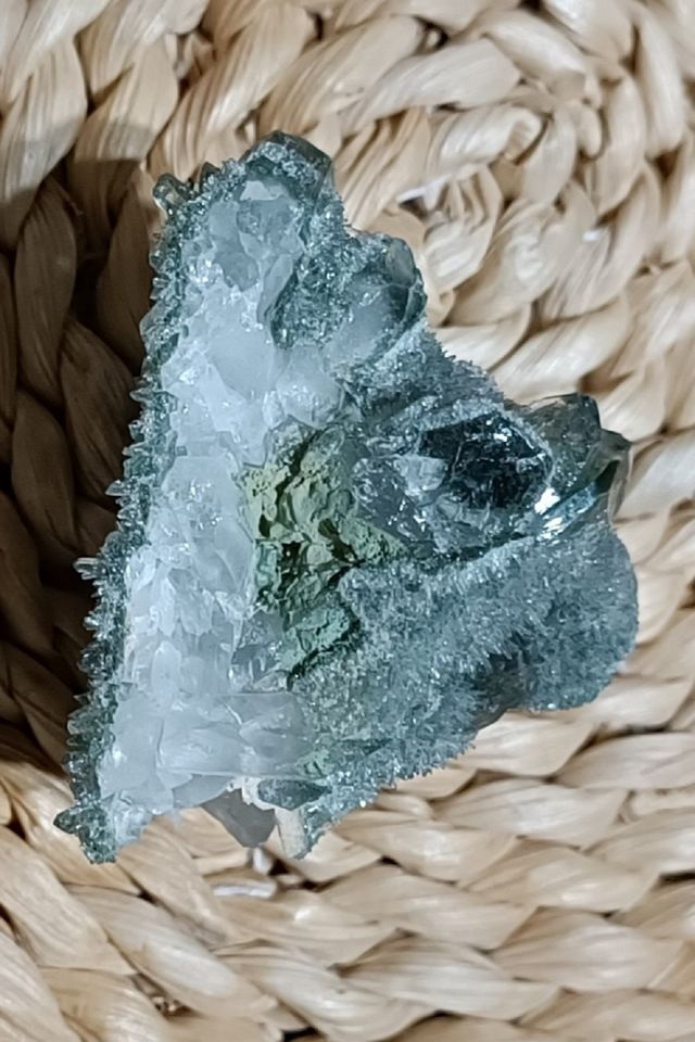 CUARZO VERDE NATURAL RACIMO DE CRISTAL 85 g