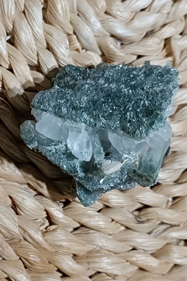 CUARZO VERDE NATURAL RACIMO DE CRISTAL 85 g